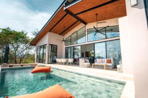 Bazén v ubytování Alaya Yoga & Surf & Retreat nebo v jeho okolí