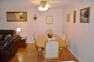 una sala da pranzo con un tavolo e un divano di 5 Vaqueria Lane a Hot Springs Village