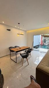 Posezení v ubytování Casa Ampla com Piscina e Área de Churrasco 400A