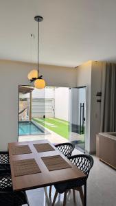 Bazén v ubytování Casa Ampla com Piscina e Área de Churrasco 400A nebo v jeho okolí