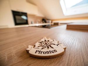 普夫龙滕Ferienwohnung Kuschelnest - Haus Alpentenne, Pfronten的地板上雪花装饰物