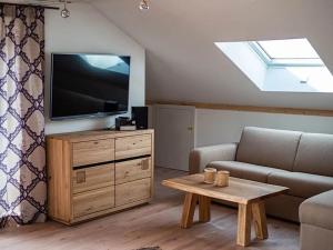 普夫龙滕Ferienwohnung Kuschelnest - Haus Alpentenne, Pfronten的带沙发、电视和桌子的客厅 更多17张照片