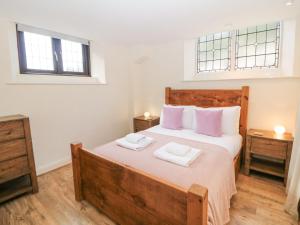 Un dormitorio con una cama con dos toallas encima. en Andlestone, en Matlock