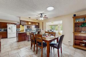 une cuisine et une salle à manger avec une table et des chaises dans l'établissement Sunland Village, à Mesa