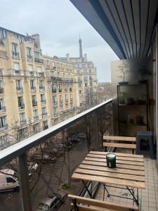 ein Balkon mit Tisch und Blick auf die Stadt in der Unterkunft View of Eiffel Tower Paris 16th arrondissement Trocadero with Terrasse in Paris