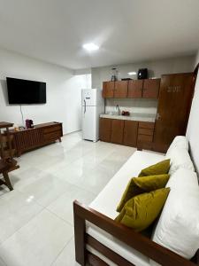 eine Küche mit einem Sofa und einem Kühlschrank in der Unterkunft Topo da Montanha 205 in Chã Grande