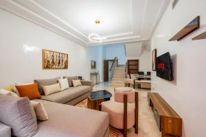 马拉喀什Stayin 3Bedroom Duplex的客厅里有一张沙发和一张桌子。