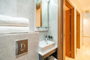 马拉喀什Stayin 3Bedroom Duplex的浴室里有洗手池和镜子 更多28张照片