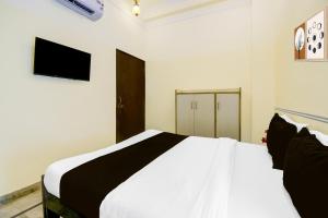 Postel nebo postele na pokoji v ubytování Super Hotel O Sikar Road Jaipur Formerly Garg Niwas