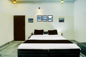 Postel nebo postele na pokoji v ubytování Super Hotel O Sikar Road Jaipur Formerly Garg Niwas
