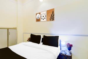 Postel nebo postele na pokoji v ubytování Super Hotel O Sikar Road Jaipur Formerly Garg Niwas