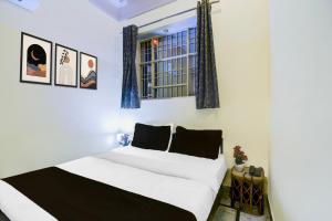 Postel nebo postele na pokoji v ubytování Super Hotel O Sikar Road Jaipur Formerly Garg Niwas
