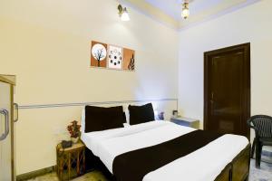 Postel nebo postele na pokoji v ubytování Super Hotel O Sikar Road Jaipur Formerly Garg Niwas