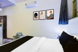 Postel nebo postele na pokoji v ubytování Super Hotel O Sikar Road Jaipur Formerly Garg Niwas