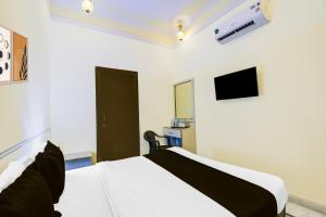 TV a/nebo společenská místnost v ubytování Super Hotel O Sikar Road Jaipur Formerly Garg Niwas
