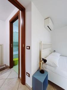 1 dormitorio con 1 cama con mesa azul y ventana en Le Terrazze Ciampino, en Ciampino