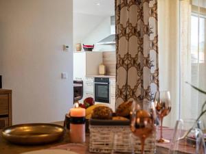 普夫龙滕Ferienwohnung Breitenbergblick - Haus Alpentenne, Pfronten的厨房配有带食物篮的桌子