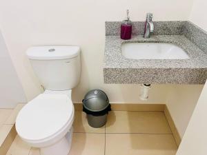 Ένα μπάνιο στο Amplia habitación con baño propio en Centro de Lima