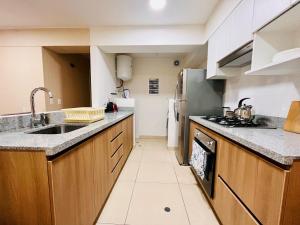 Η κουζίνα ή μικρή κουζίνα στο Amplia habitación con baño propio en Centro de Lima