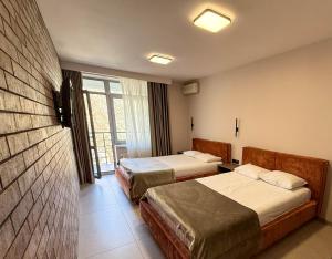 Voodi või voodid majutusasutuse Komilfo Hotel toas