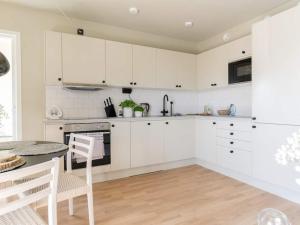 Kuchyň nebo kuchyňský kout v ubytování Spacious Apartment with Sea View in Sölvesborg