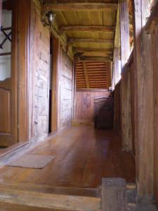pusty pokój z drewnianą podłogą i drewnianym sufitem w obiekcie Apartments Iža Na Trem w mieście Čigoč