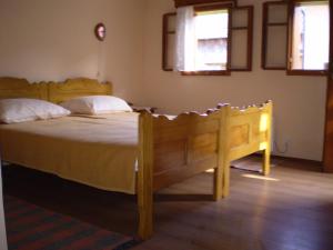 سرير أو أسرّة في غرفة في Apartments Iža Na Trem