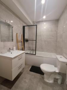 un bagno con un water, una vasca e un lavandino di Bas de Villa avec entrée indépendante en pleine nature a Le Bar-sur-Loup Altre 16 foto