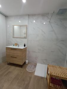 un bagno con lavandino e specchio di Bas de Villa avec entrée indépendante en pleine nature a Le Bar-sur-Loup