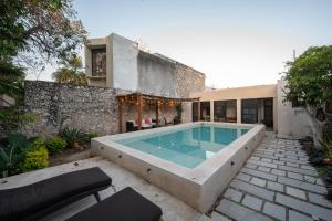 メリダにあるLa Casa del Jaguarの家の裏庭にあるプール