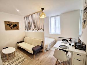 a small room with a bed and a desk at Nuit étoilée in Moissac