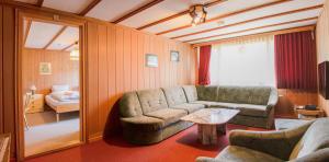 a living room with a couch and a table at Chalet Suveran 2 in Arosa