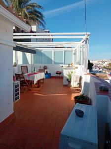 a patio with a table and chairs on a roof at Casa Patricia I in Arcos de la Frontera