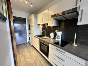 Kuchyňa alebo kuchynka v ubytovaní Résidence Les Arolles - Studio rénové et très fonctionnel pied des pistes MAE-3864