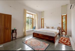 una camera da letto con un letto e una finestra di Villa Bougain - Secluded Luxury a Bedla