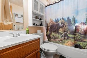 Phòng tắm tại The Peter Pan Hideout with BBQ and Large Backyard