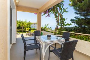 Balkón alebo terasa v ubytovaní Messinian Blue Seaside Villa