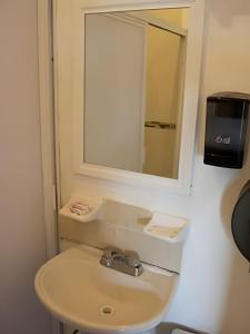 Bilik mandi di C3 Alberca privada a 5 min de la playa y manglar!