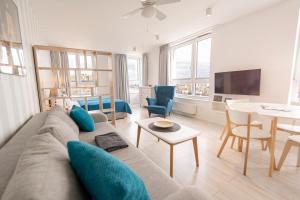 Televízia a/alebo spoločenská miestnosť v ubytovaní Chrobry Apartamenty Gdańsk Grodzka 10