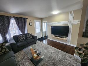 TV a/nebo společenská místnost v ubytování Cozy 3-Bedroom Haven, Private Pool & Parking !