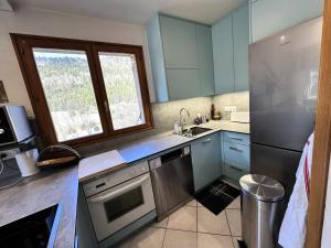 Kuchyňa alebo kuchynka v ubytovaní Résidence La Bourne - Très joli duplex rez de jardin proche centre MAE-3984