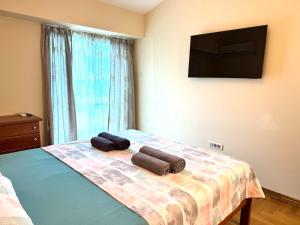 une chambre avec un lit avec deux serviettes dessus dans l'établissement Adriatic Home, à Pržno