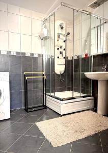 une salle de bain avec douche et lavabo dans l'établissement Adriatic Home, à Pržno