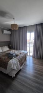 Un dormitorio con una cama y una ventana grande. en Casa de playa monoambiente, en Necochea 19 fotos más