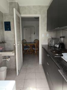 a kitchen with a table and a counter top at Acogedor Apartamento de playa en Los Corales - La Guaira in Caraballeda