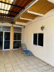 una silla azul sentada en el patio de una casa en C1A 5 Alberca privada a 5 min de la playa, en Peñita de Jaltemba 63 fotos más