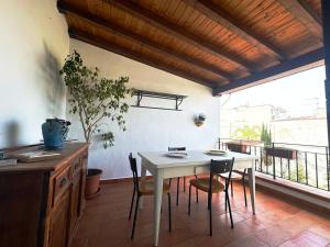 Una mesa y sillas blancas en una habitación con balcón. en Casa vacanza Annameri, en Terrasini 23 fotos más