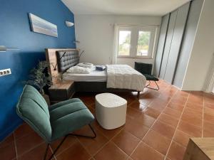 Posezení v ubytování Les Hauts de Locmiquel apartment with private heated pool
