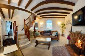 Χώρος καθιστικού στο Sunny Hill Cottage Milford with fabulous views near Belper Duffield