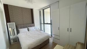 Apartment in Abu Dhabi for rent客房内的一张或多张床位